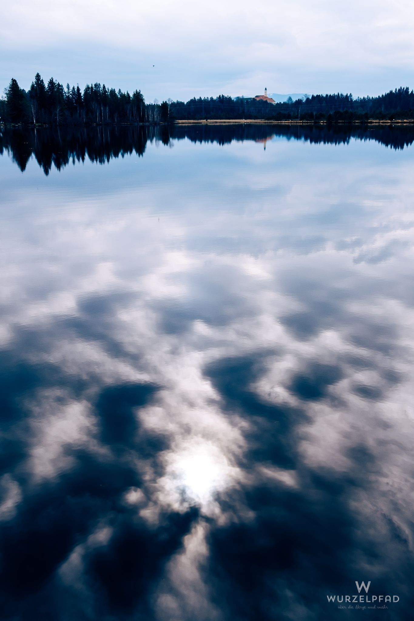 Blick über'n Kirchsee zum Kloster Reutberg